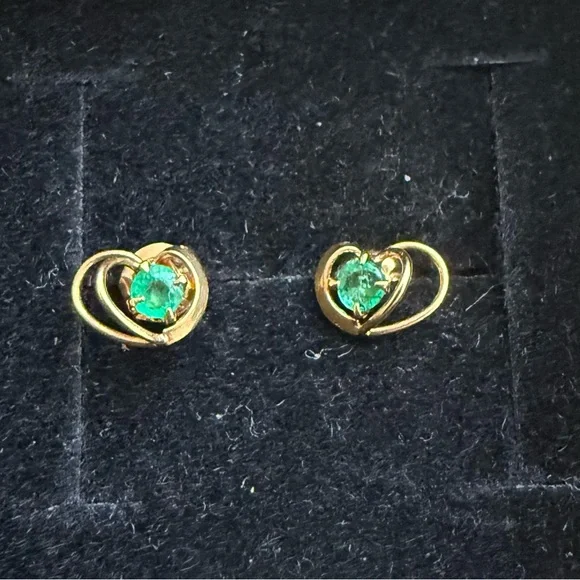 18K Yellow Gold Emerald Heart Earrings